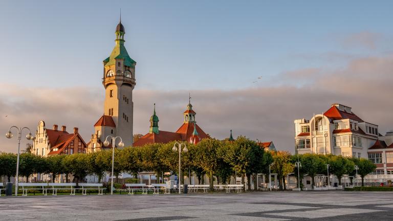 shutterstock_1526658221 Beautiful architecture of Sopot with lighthouse at morning, Poland. October..jpg