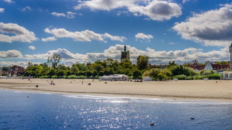 shutterstock_1696541116  Panoramic view of the Sopot beach during the autumn afternoon.jpg