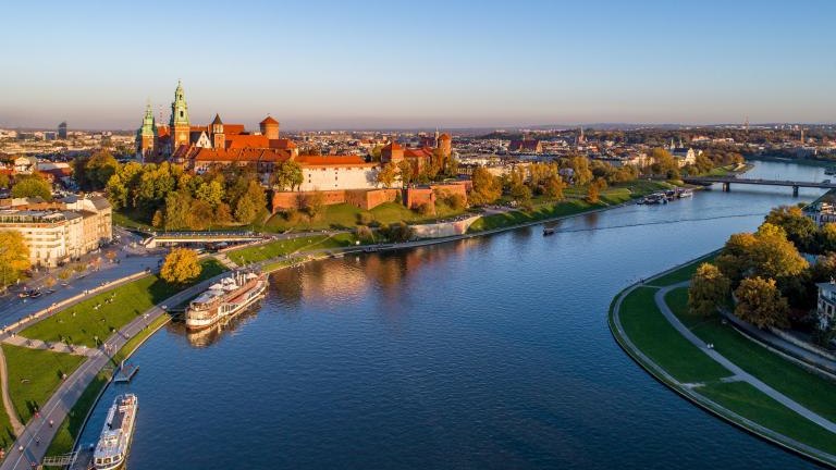 Panorama Krakowa, Polska, z Królewskim Zamkiem Królewskim na Wawelu, katedrą, Wisłą, mostem, portem, statkami i restauracją pokładową. shutterstock_738117847.jpg