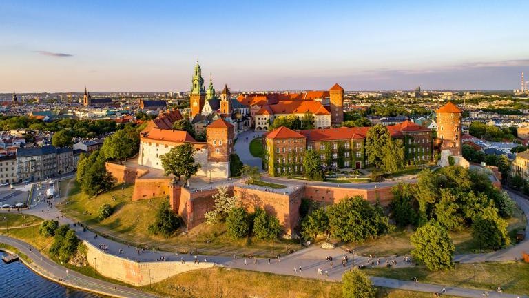 Polska. Panorama Krakowa z Wawelem, Katedra, Zamek Królewski na Wawelu, mury obronne, brzeg Wisły, park, promenada, spacery.  shutterstock_1339501403.jpg