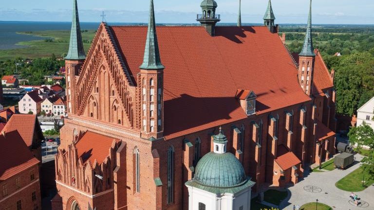 Panorama of the brick Gothic cathedral in Frombork shutterstock_2192986961.jpg