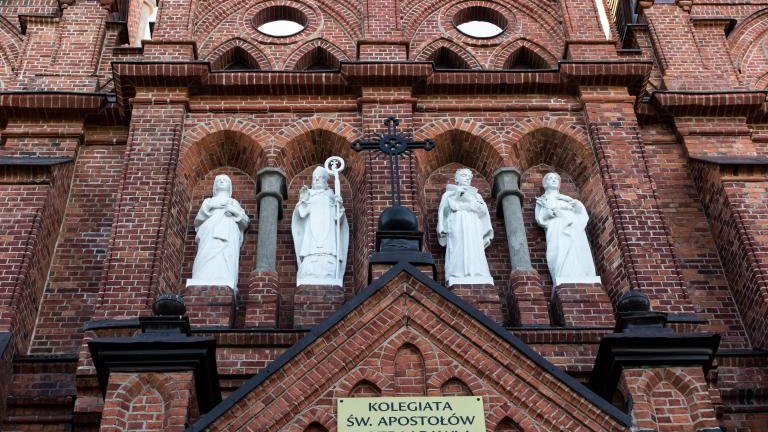 shutterstock_2161838593 Fragment of the facade of the church, collegiate church of St. Peter and Paul in Ciechocinek, Poland.jpg