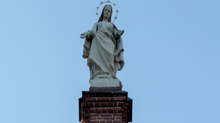 shutterstock_2161838597 Fragment of the facade of the church, collegiate church of St. Peter and Paul in Ciechocinek, Poland.jpg